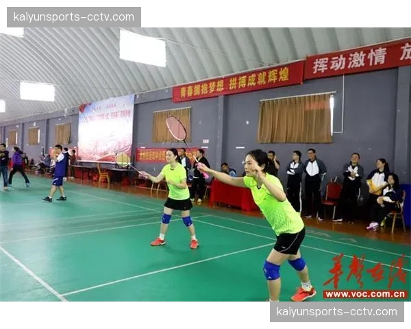 “银发杯”全国老年羽毛球赛在南宁开赛